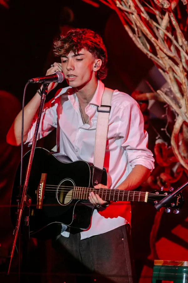 Timmo, el joven artista de Quilmes becado por Berklee que ahora desembarca en Paraguay