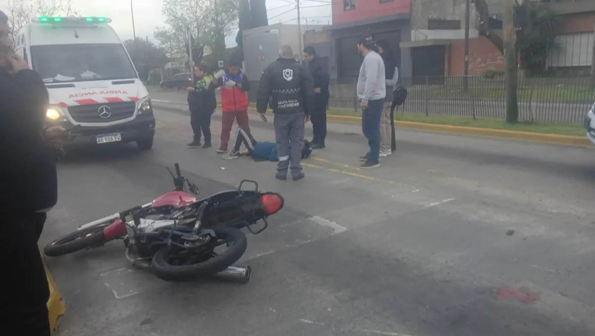 Choque en Bernal Oeste: un motociclista fue hospitalizado con una fractura expuesta