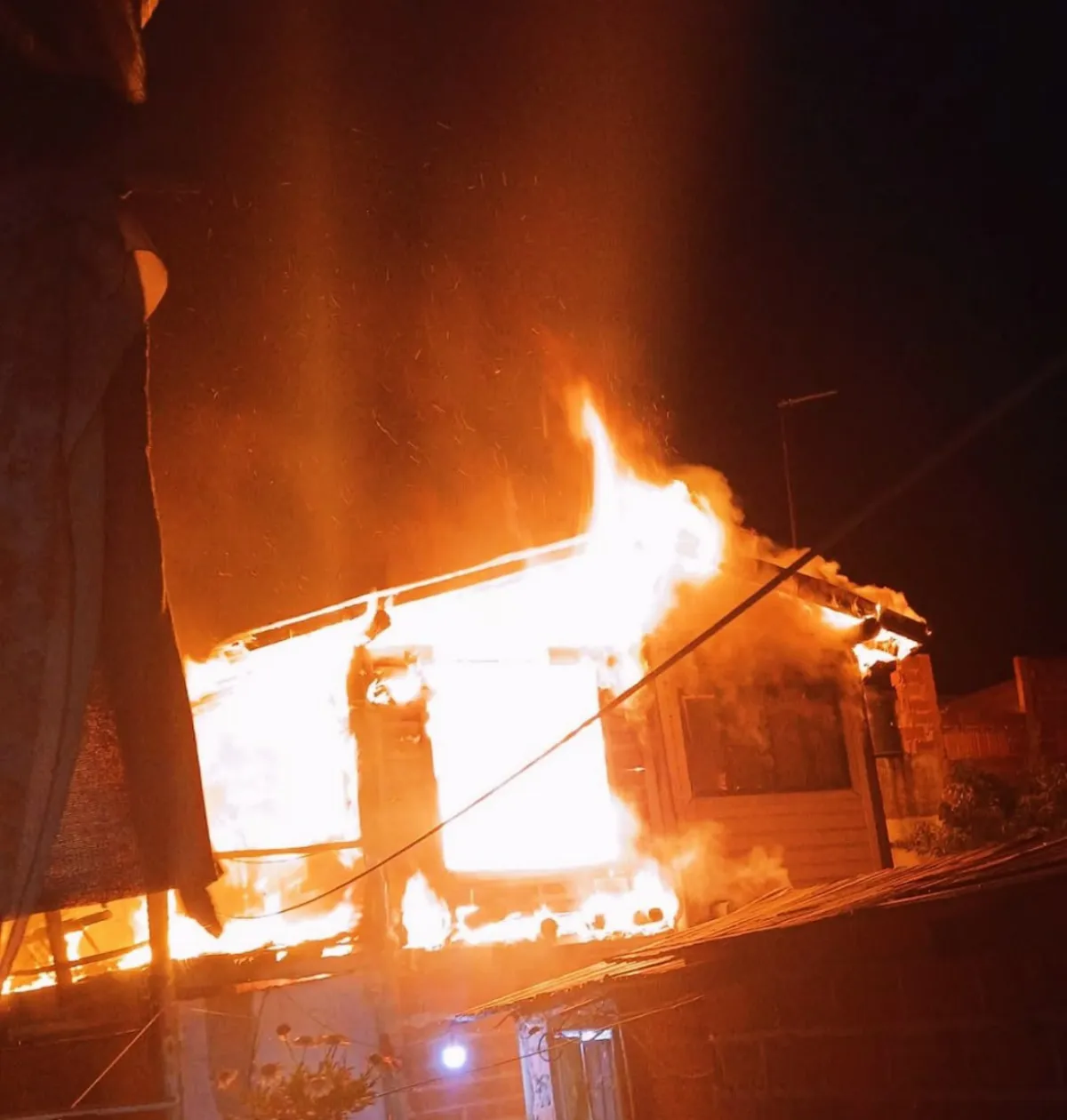 Incendio destruyó una vivienda en La Ribera y movilizó cuatro dotaciones de bomberos