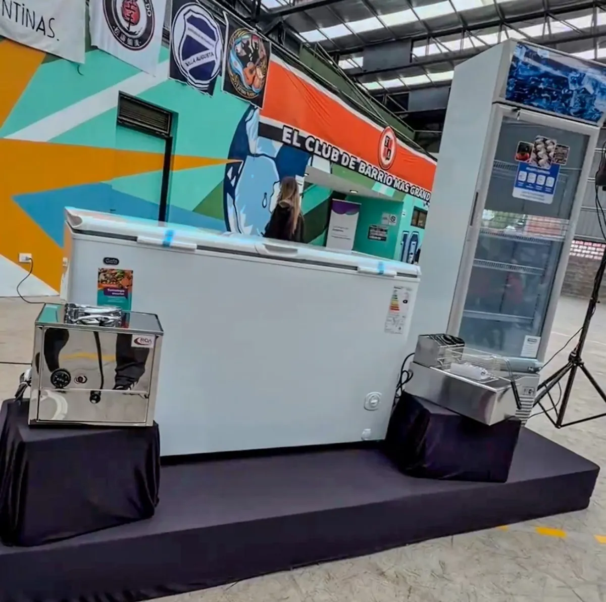 Entregaron heladeras, freezers y equipamiento a 34 clubes y sociedades de fomento