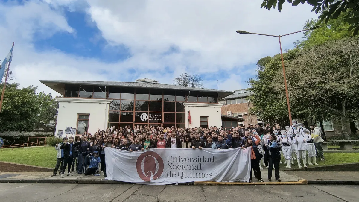 La comunidad de la UNQ marchó al Congreso en reclamo de financiamiento universitario