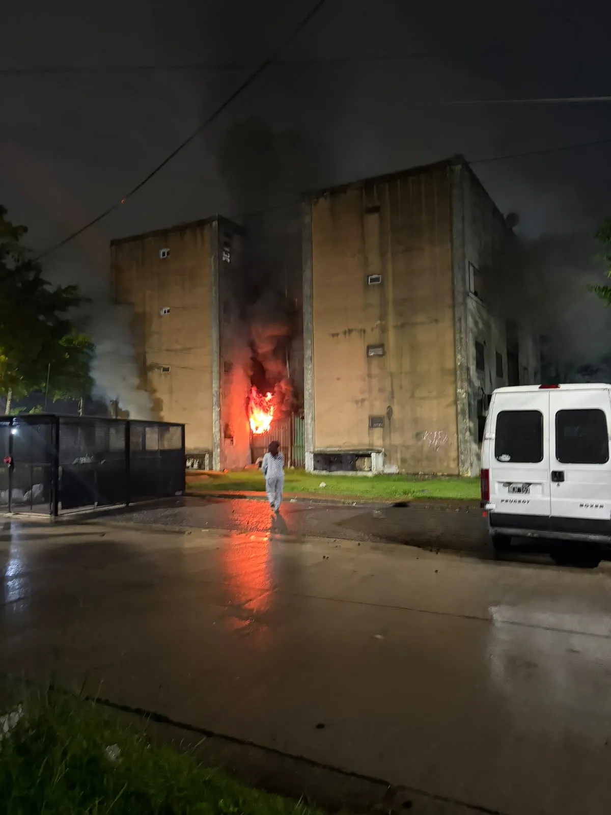Trágico incendio en un complejo habitacional de Ezpeleta: Murió una mujer y evacuaron a casi 50 personas