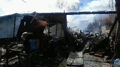 Fuerte incendio en Solano afectó cuatro viviendas y dos vehículos: un hombre sufrió quemaduras