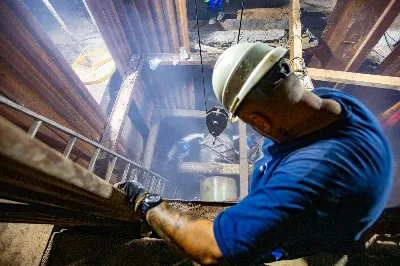 AySA realiza una reparación de emergencia de una importante cañería en Bernal