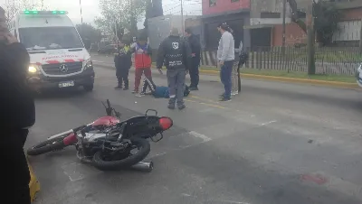 Choque en Bernal Oeste: un motociclista fue hospitalizado con una fractura expuesta