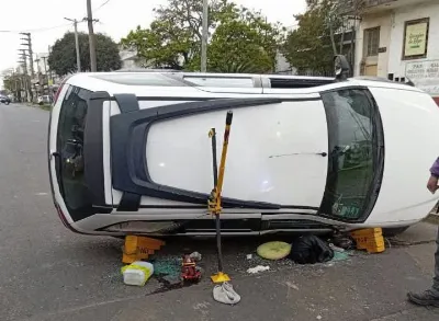 Volcó un auto en Quilmes Oeste: Bomberos rescataron a una mujer