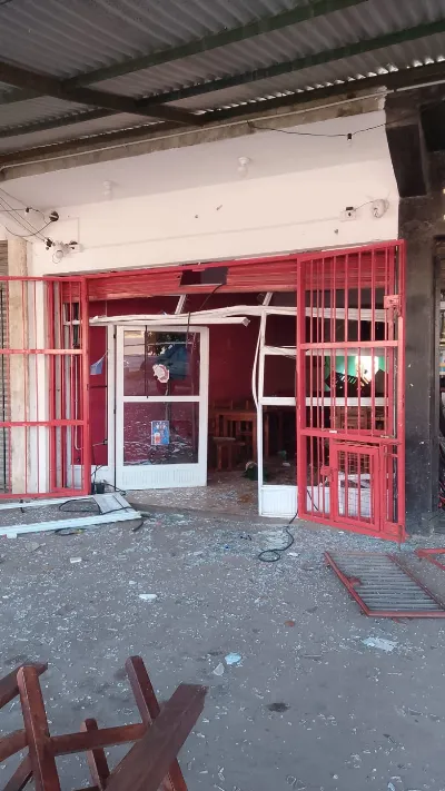 Explosión e incendio en un comercio de Ezpeleta: tres heridos y derrumbe de parte del local