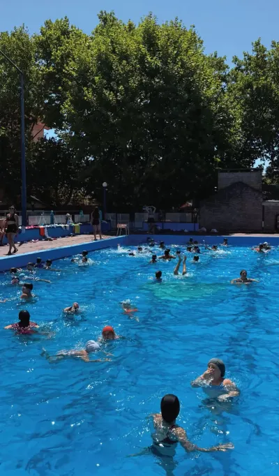 El Quilmes Atlético Club lanzó un 30% de descuento para disfrutar de la pileta y la colonia de verano