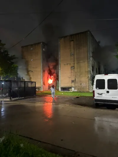 Trágico incendio en un complejo habitacional de Ezpeleta: Murió una mujer y evacuaron a casi 50 personas