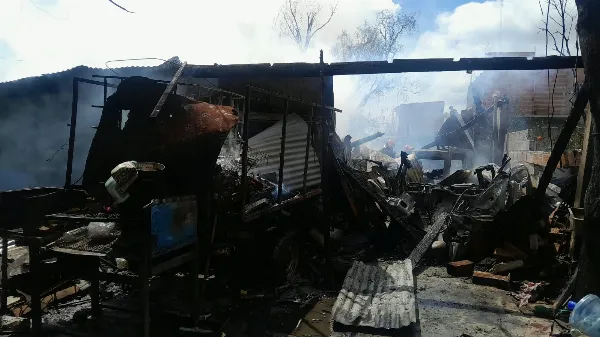 Fuerte incendio en Solano afectó cuatro viviendas y dos vehículos: un hombre sufrió quemaduras