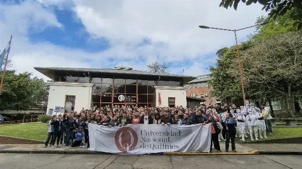 La comunidad de la UNQ marchó al Congreso en reclamo de financiamiento universitario