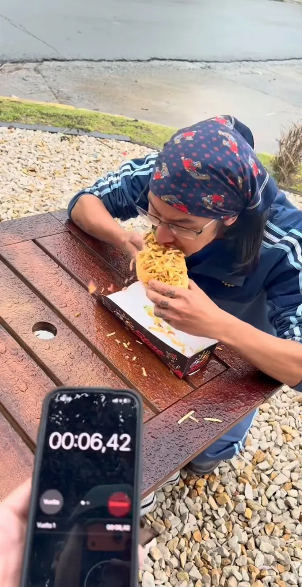 Kiosco de Quilmes Oeste lanzó un reto viral: comer un pancho en 40 segundos para ganar $50 mil