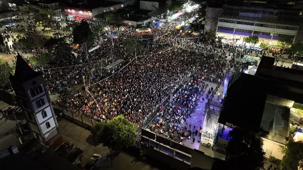Aniversario de Solano: Una multitud de vecinos disfrutó del cierre musical de Rodrigo Tapari