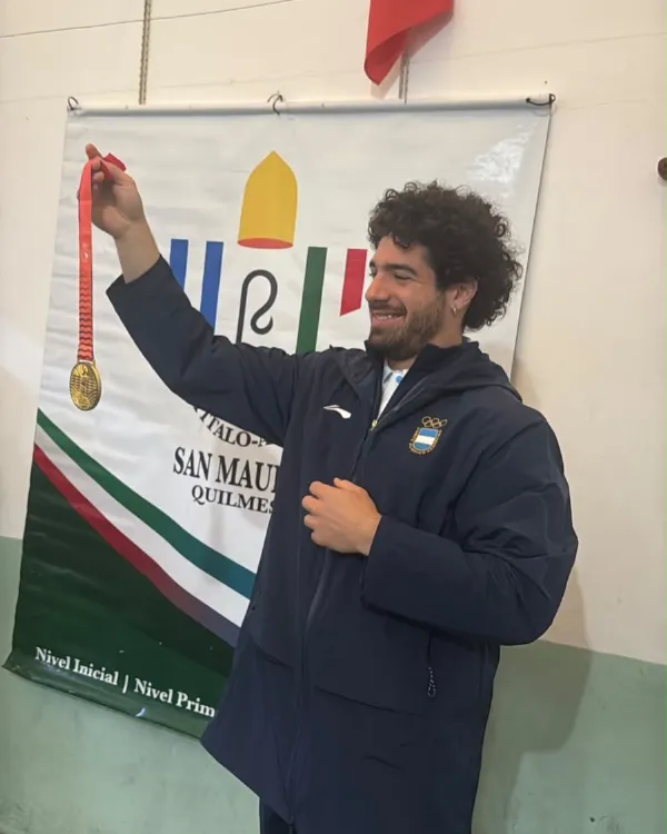 VIDEO: Ganó el oro con Argentina y así lo recibieron sus alumnos en un colegio de Quilmes