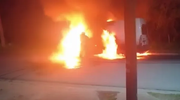 Se incendió una camioneta en Quilmes Oeste