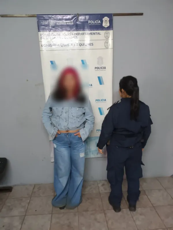 Una mujer se desnudó frente a una garita policial: Acabó detenida
